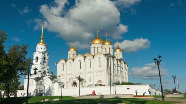 Golden domes of Uspensky cathedral in Vladimir, timelapse — Stock Video