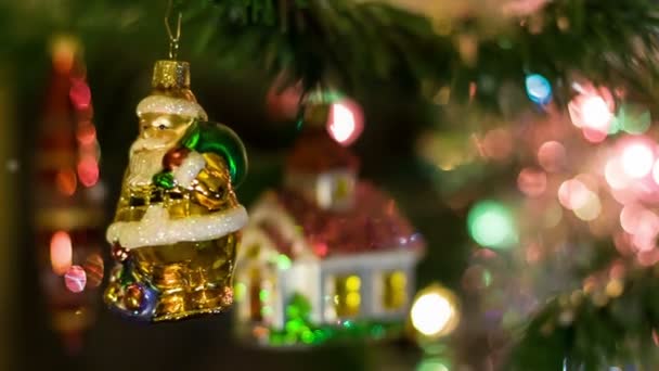 Santa Claus juguete gira en el árbol con el símbolo de la familia en bg — Vídeo de stock