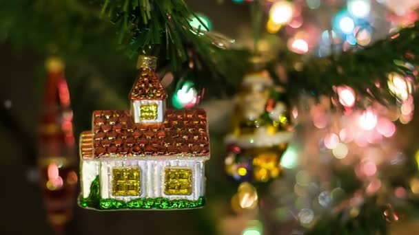 Juguete de la casa en el árbol de Año Nuevo con Santa Claus en el fondo — Vídeo de stock