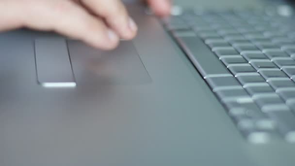 De man schuif zijn vingers op het touchpad — Stockvideo