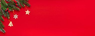 Firavun dalları, kırmızı arka planda ahşap Noel oyuncakları. Yılbaşı ya da yeni yıl arkaplanı.