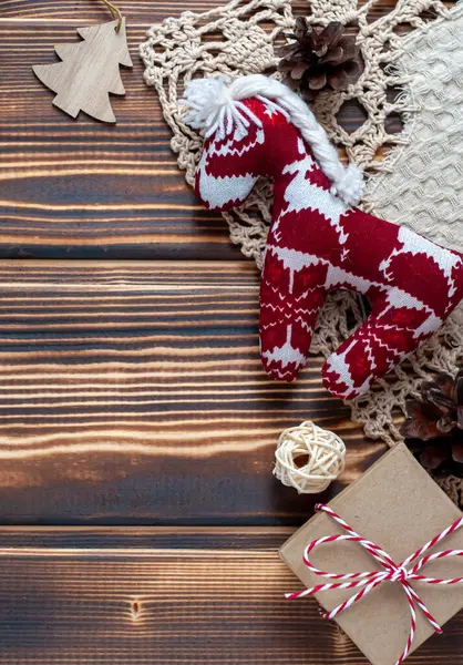 Tahta Noel ağacı, hediye, ahşap arka planda koniler. Noel ve yeni yıl..