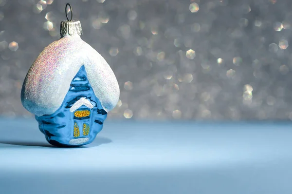 Bokeh 'le mavi arka planda bir Noel oyuncağı evi. Noel yeni yılı