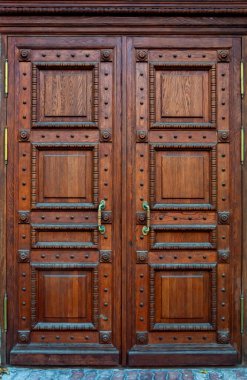 Ahşap oymalı güzel kapılar, metal saplı.