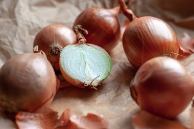 Kağıt üzerinde birkaç soğan, doğal koruma, doğal koruma, koronavirüs..