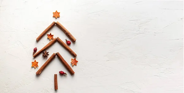 Tarçın çubuklarından yapılmış Noel ağacı beyaz bir arkaplanda. Noel arkaplanı..