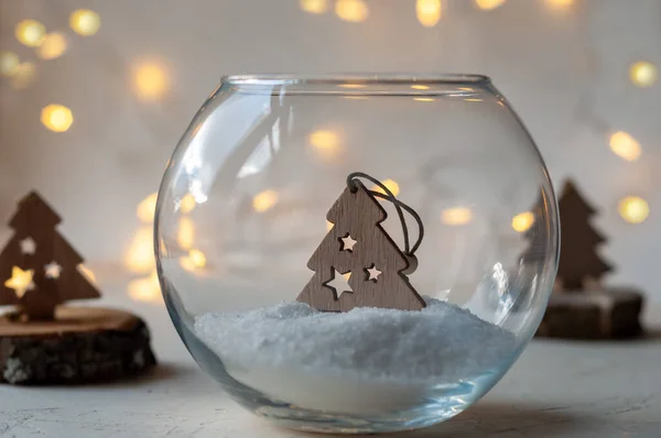 Árvore de Natal de madeira em um jarro de vidro.O humor do Natal. — Fotografia de Stock