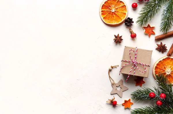 Spruce dalları, kurabiye kesiciler, tarçın çubukları, yumurta, anason, Noel baloları. Noel ve yeni yıl arkaplanı. .