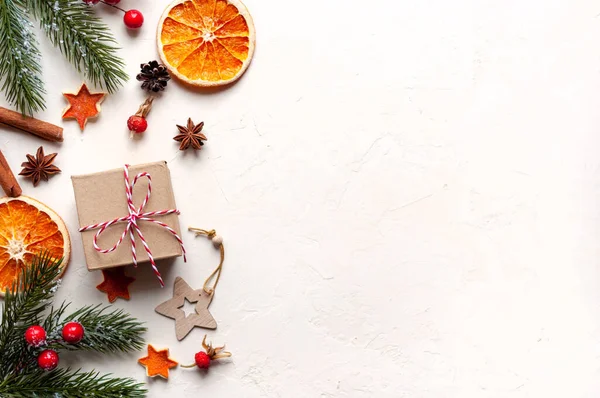 Spruce dalları, kurabiye kesiciler, tarçın çubukları, yumurta, anason, Noel baloları. Noel ve yeni yıl arkaplanı. .