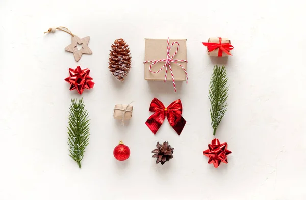 Árvore de Natal brinquedos de madeira, ramos de abeto, cones .bow em um fundo branco. O conceito de Natal e o ano novo. — Fotografia de Stock