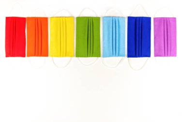 Tıbbi maskelerin gökkuşağı. Hatta çok renkli maskeler.