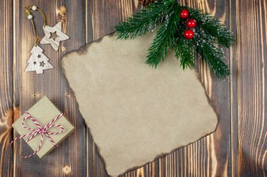 Ahşap arka planda bir sayfa kağıt.