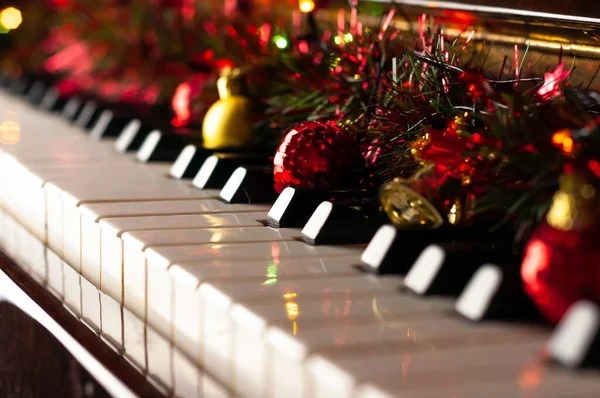 Toplarla süslenmiş enstrümanın anahtarları, Yeni Yıl ve Noel kavramı.