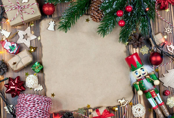 Χριστουγεννιάτικα Παιχνίδια Κλαδιά Ελάτης Δώρα Μπάλες Ξύλινο Φόντο Χώρο Για — Φωτογραφία Αρχείου