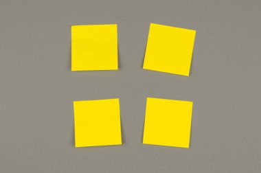 2021 'in trend renklerinde gri bir arkaplanda sarı etiketler