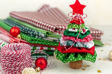 Noel ağacı çok renkli kumaştan yapılmıştır. Noel ve Yeni Yıl