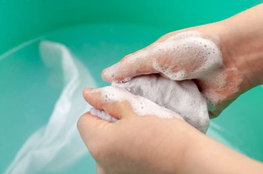 El yıkama işlemi. Çocuklara çalışmayı öğretiyoruz..