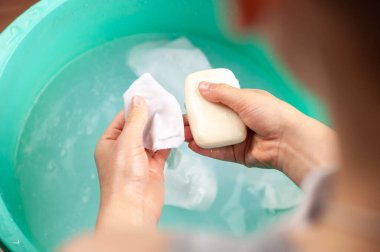 El yıkama işlemi. Çocuklara çalışmayı öğretiyoruz..