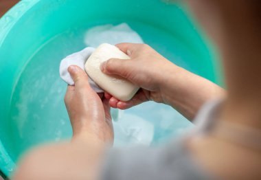 El yıkama işlemi. Çocuklara çalışmayı öğretiyoruz..