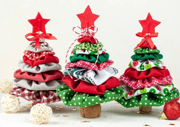 Noel ağacı çok renkli kumaştan yapılmıştır. Noel ve Yeni Yıl