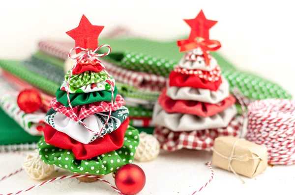 Árvore de Natal feita de tecido multicolorido. Natal e Ano Novo. — Fotografia de Stock