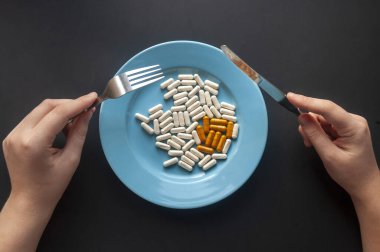 Bir tabak çırpılmış yumurta ve çatal bıçaklı bir el.