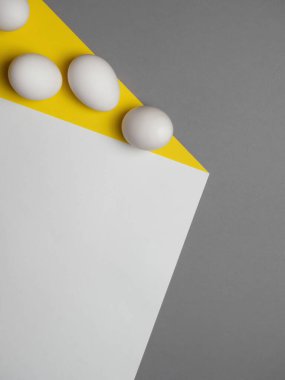 Sarı-beyaz arkaplanda yumurtalar