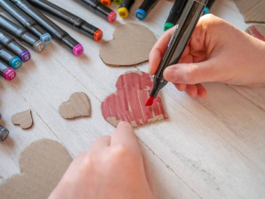 Eller işaretli kırmızı bir kalp çizer