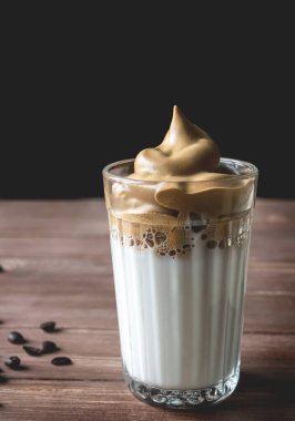 Koyu, gür ve tatlı kahve köpüklü soğuk süt içeceği. Dalgona kahvesi.