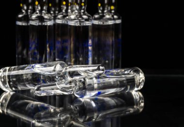 Siyah arkaplanda ampuller.