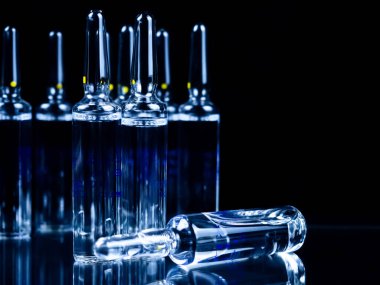 Siyah arkaplanda ampuller.