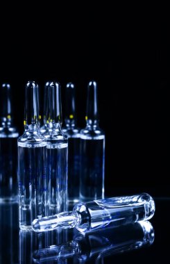 Siyah arkaplanda ampuller.