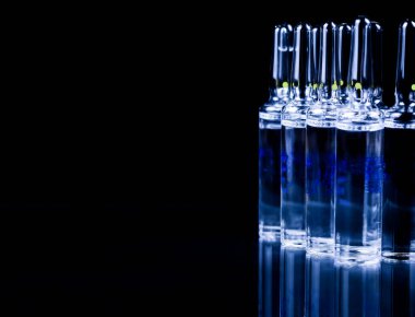 Siyah arkaplanda ampuller.