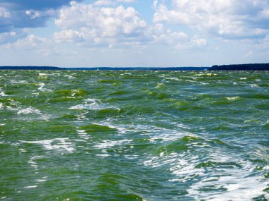 Dalgalı bir deniz manzarası.