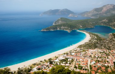 Kasaba ve plaj üzerinde bir sahil, Akdeniz deniz.