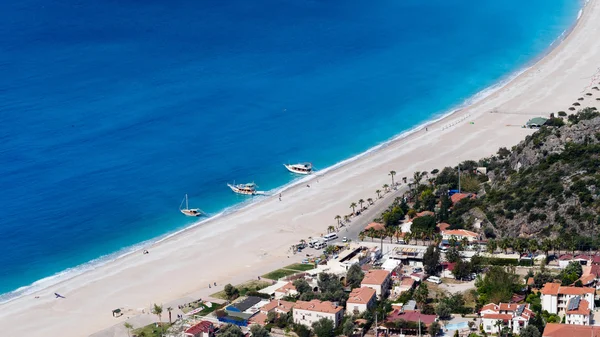 Ciudad, playa y mar, Oludeniz, Turquía . Imágenes De Stock Sin Royalties Gratis