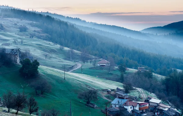 Východ slunce nad malé vesnice v regionu Rhodope hory. Bulharsko. Royalty Free Stock Obrázky