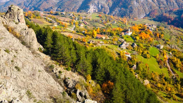 Pueblo de montaña en Bulgaria . — Foto de Stock