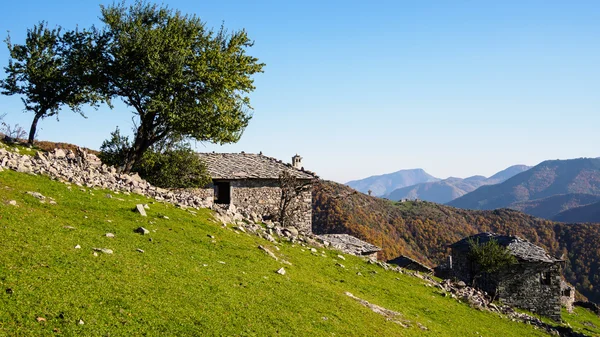 Antigua casa de piedra en la montaña . Imagen De Stock