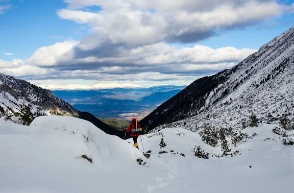 Bir yüksek kış Dağı trekking. — Stok fotoğraf