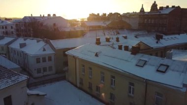 İleri uçuş manzaralı Vyborg Ortaçağ şehir merkezi Saat Kulesi tarihi seyahat simgesi. Şehir merkezindeki eski tarihi binalar. Finlandiya Körfezi kıyısındaki liman turnaları. Kış