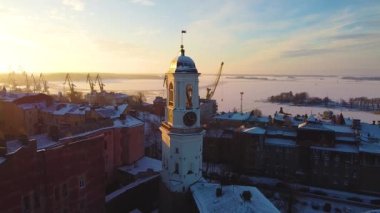 İleri uçuş manzaralı Vyborg Ortaçağ şehir merkezi Saat Kulesi tarihi seyahat simgesi. Şehir merkezindeki eski tarihi binalar. Finlandiya Körfezi kıyısındaki liman turnaları. Kış