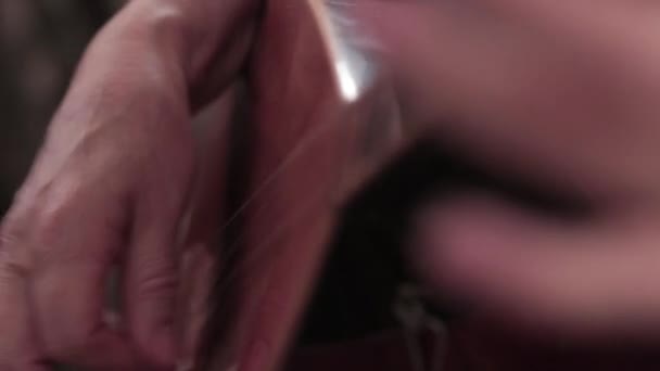 Enstrüman Çalan Yaşlı Kadının Eli Geleneksel Müzik Aleti Yaşlı Kadın — Stok video