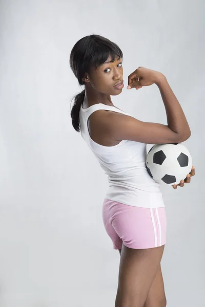 Mujer sosteniendo el fútbol —  Fotos de Stock