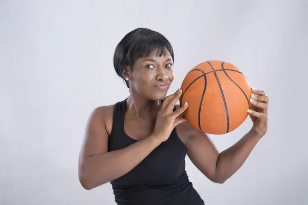 Mulher jogador de basquete — Fotografia de Stock