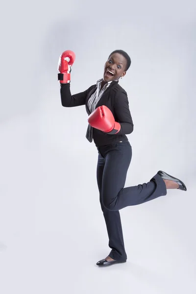 Mulher usando luvas de boxe — Fotografia de Stock