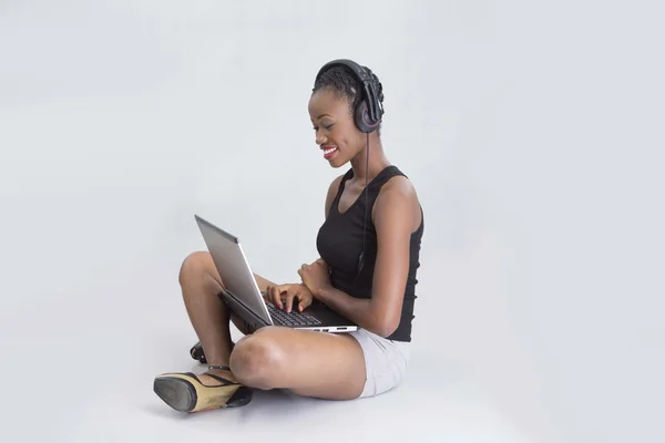 Woman wearing headphones — Stock Photo, Image