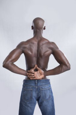 Kaslı adam gömleksiz