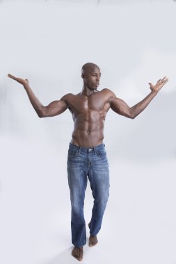 Kaslı adam gömleksiz