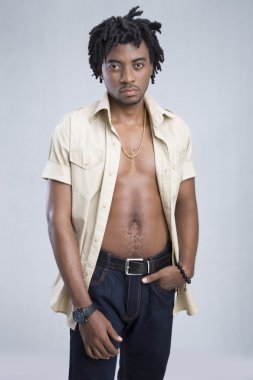 Afrikalı-Amerikalı genç adam